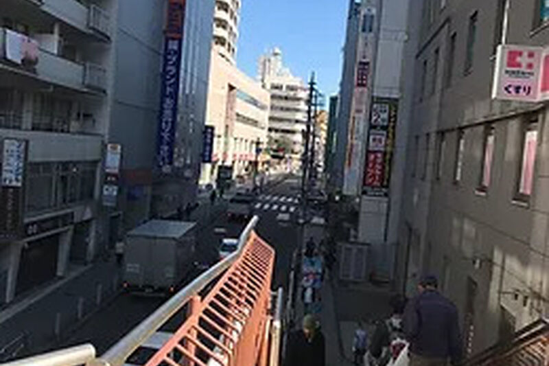 ②道沿いまっすぐ