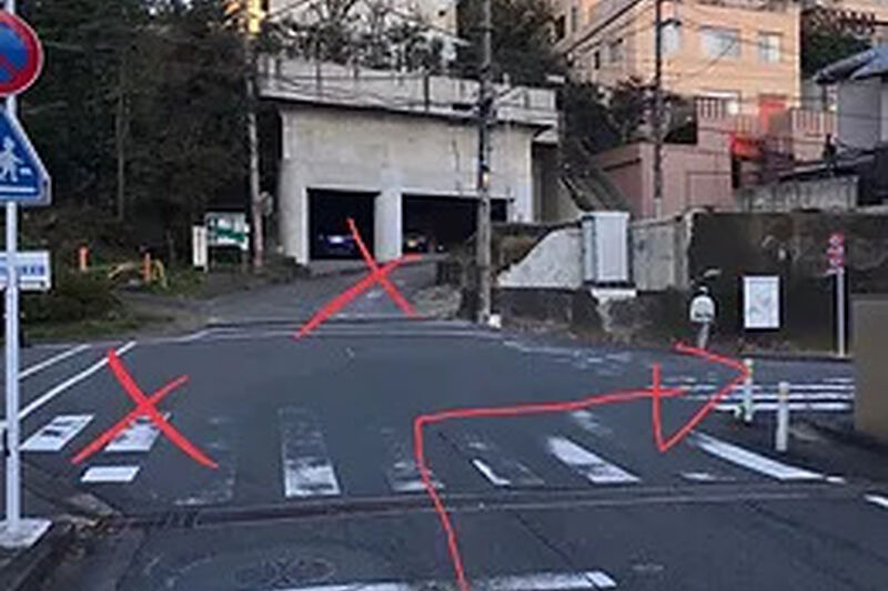 ​④坂を下り左に版画美術館があるのですぐ右に曲がる（坂を上らない）